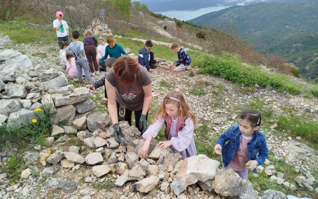 NAŠI NAJMLAĐI NA DANIMA SUHOZIDA