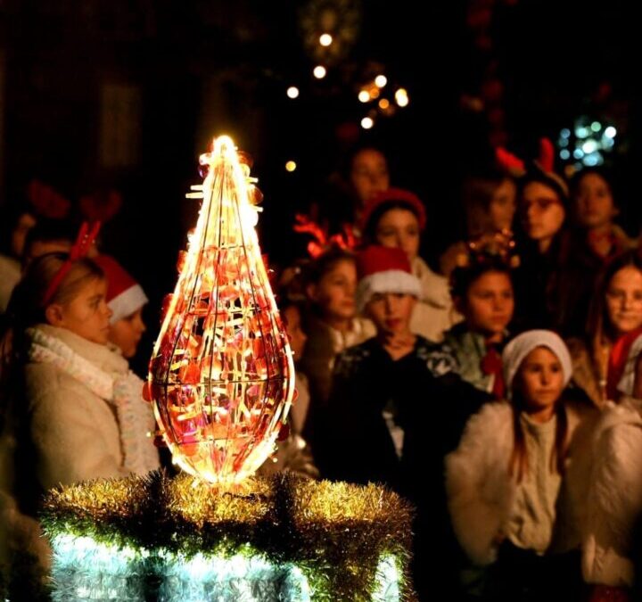 OŠ HVAR NA PALJENJU DRUGE ADVENTSKE SVIJEĆE